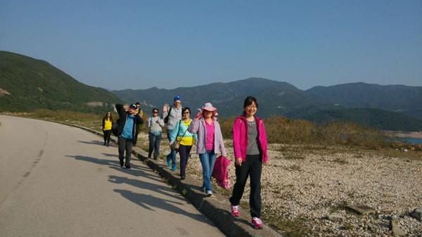 深研院师生行进中