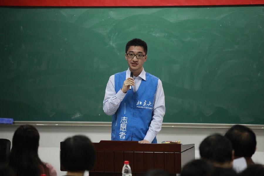 学生志愿者代表发言_调整大小.JPG