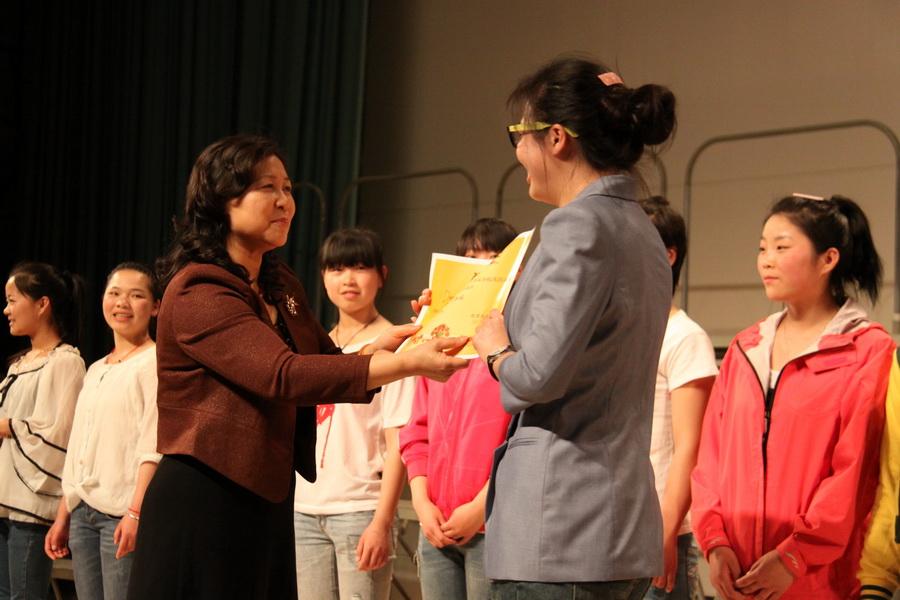 校长助理、工会主席为获奖学员颁奖_调整大小.JPG