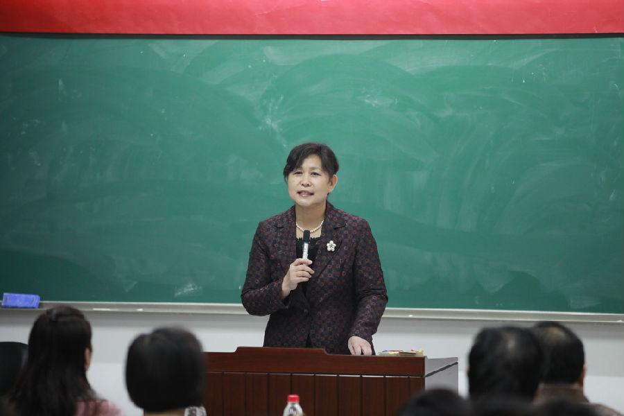 校长助理、工会主席、平民学校常务副校长孙丽主持开学典礼_调整大小.JPG