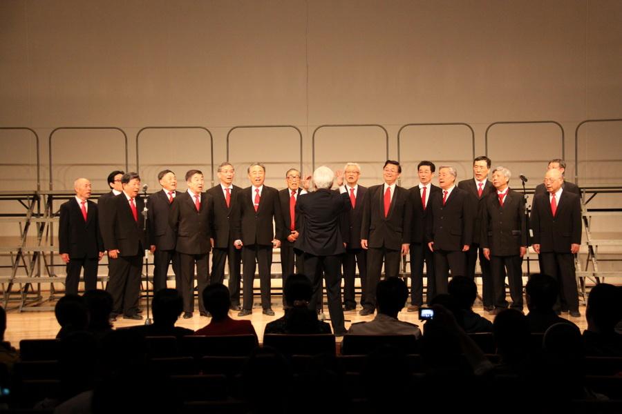教授合唱团男生小合唱表演唱_调整大小.JPG