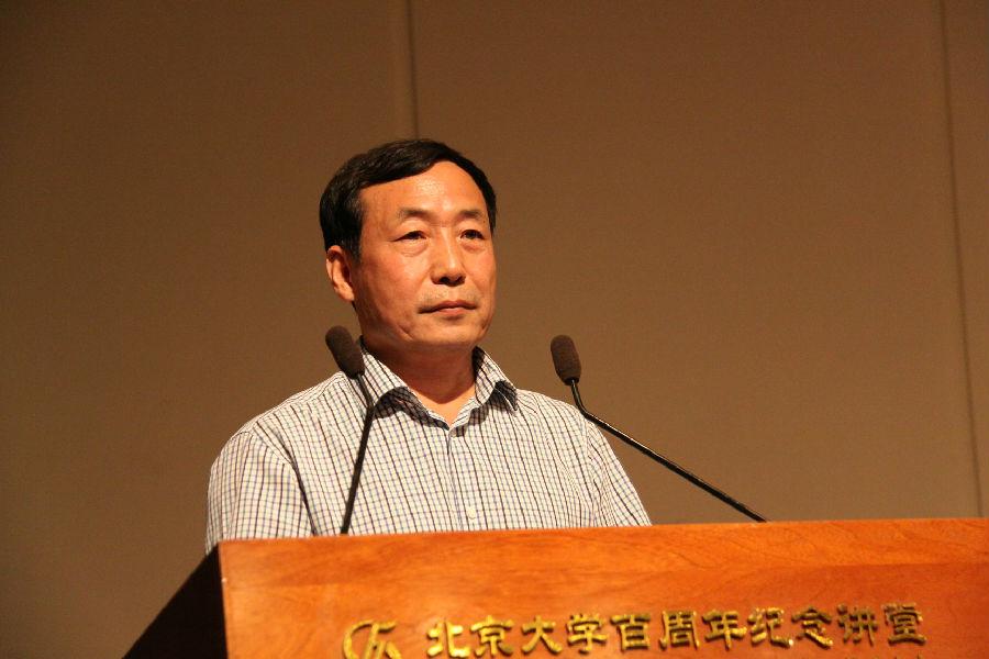 后勤党委书记、平民学校副校长刘宝栓主持典礼.JPG